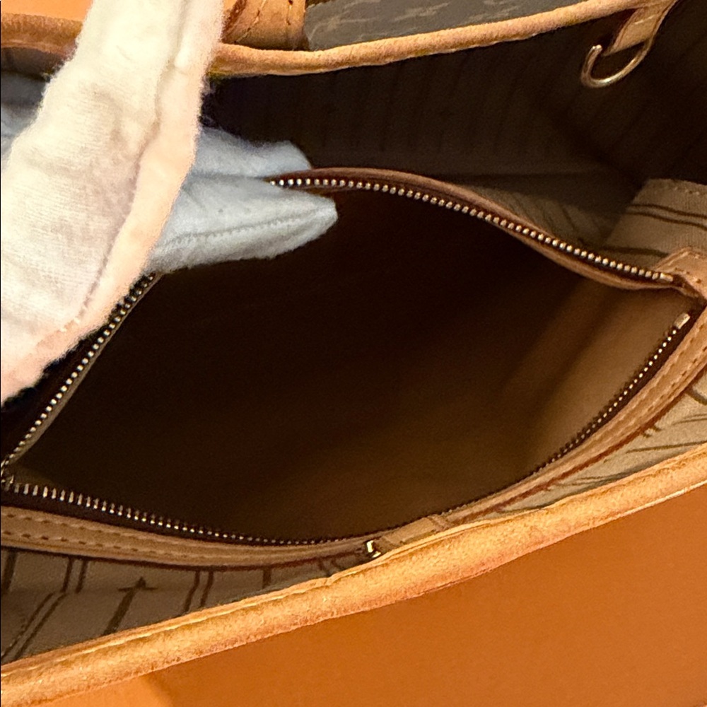Authentic Louis Vuitton never full monogram MM - Picture 6 of 17